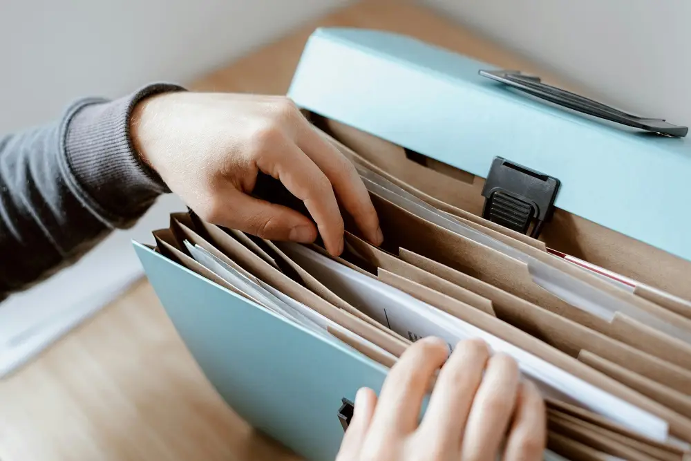 adeverinta-pentru-recalcularea-pensiei-cum-o-obtii-daca-firma-sa-desfiintat-centrul-de-consultanta-istorica-sursa-foto-pexels-com